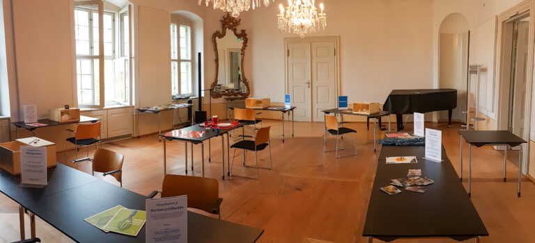 Tische mit den Stationen des Demenzparcours